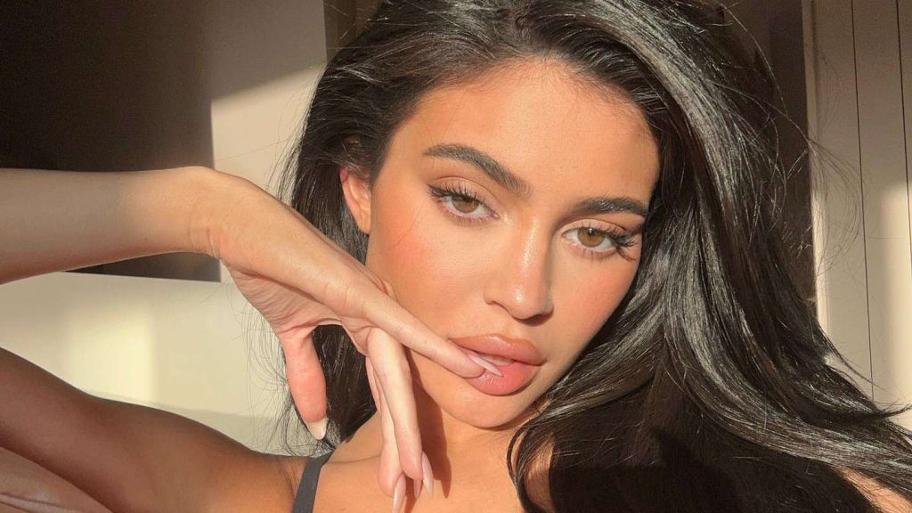 Devin Booker dating Kylie Jenner.